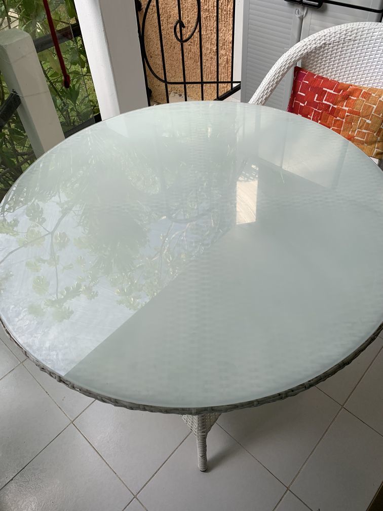 Cover a damaged outdoor table with frosted glass Thumbnail